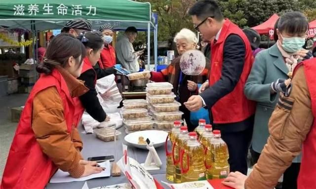 社区举办便民生活节，居民在家门口体验优质商品。  第1张