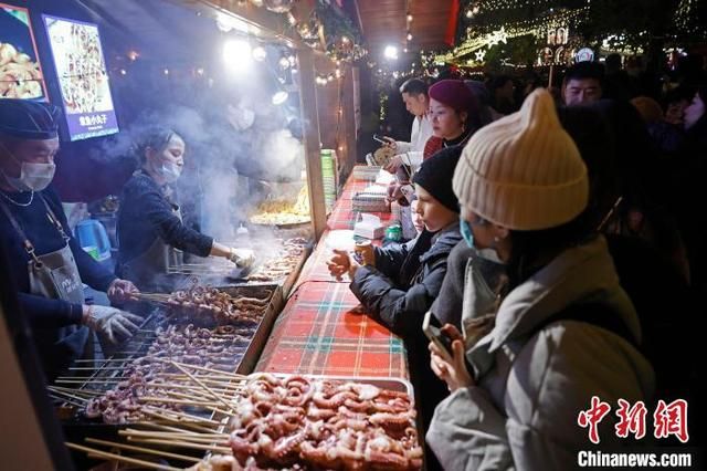 上海:人们在外滩源暖冬嘉年华市场感受夜晚生活  第3张