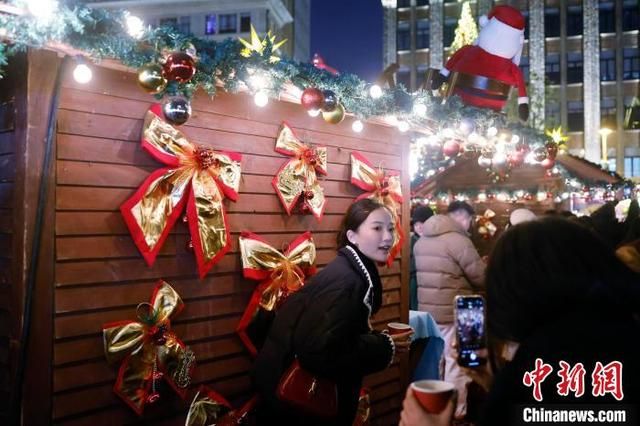 上海:人们在外滩源暖冬嘉年华市场感受夜晚生活  第8张