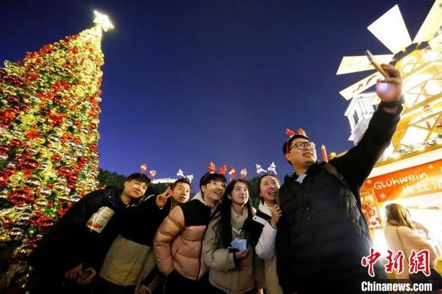 上海:人们在外滩源暖冬嘉年华市场感受夜晚生活  第10张