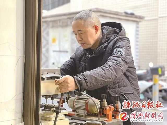 “小修小补”老摊位，积极拥抱新生活  第2张