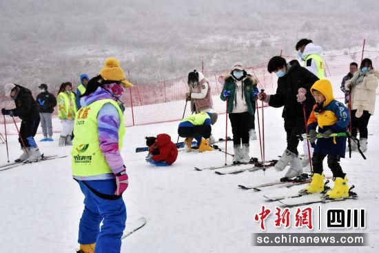 享受雪，玩雪和滑雪。广元曾家山邀你“冰雪之约”。