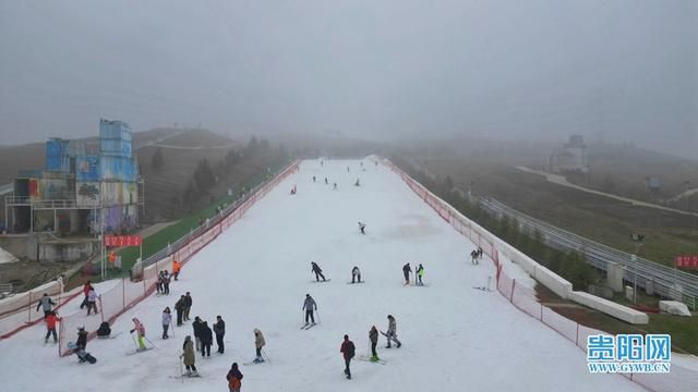 贵阳云顶滑雪场知识:高坡风景好，雪上飞行体验新。