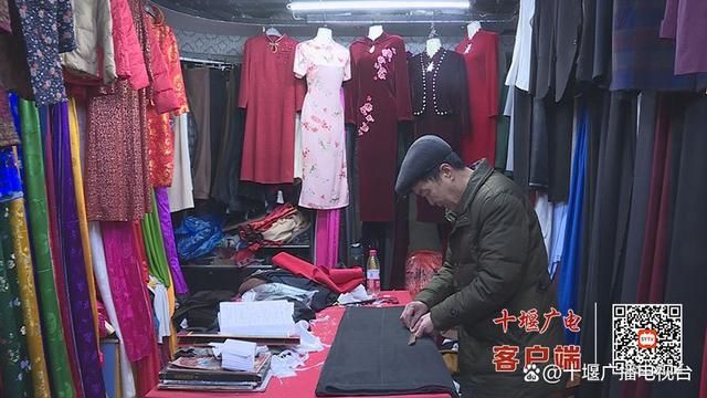 十堰人黄做了37年的手工衣服，缝制出了幸福生活  第2张