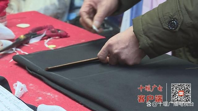 十堰人黄做了37年的手工衣服，缝制出了幸福生活  第4张