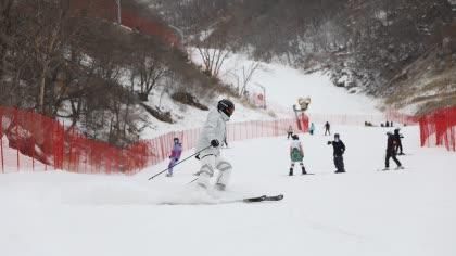 滑雪赏冰热，来延庆在冰天雪地里欢乐过年。