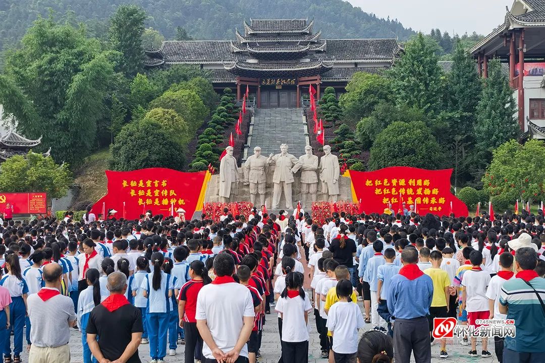 许、李春秋、何尊清、、尹等市领导看望慰问了老党员、困难党员、困难群众和因公牺牲党员家属。  第3张