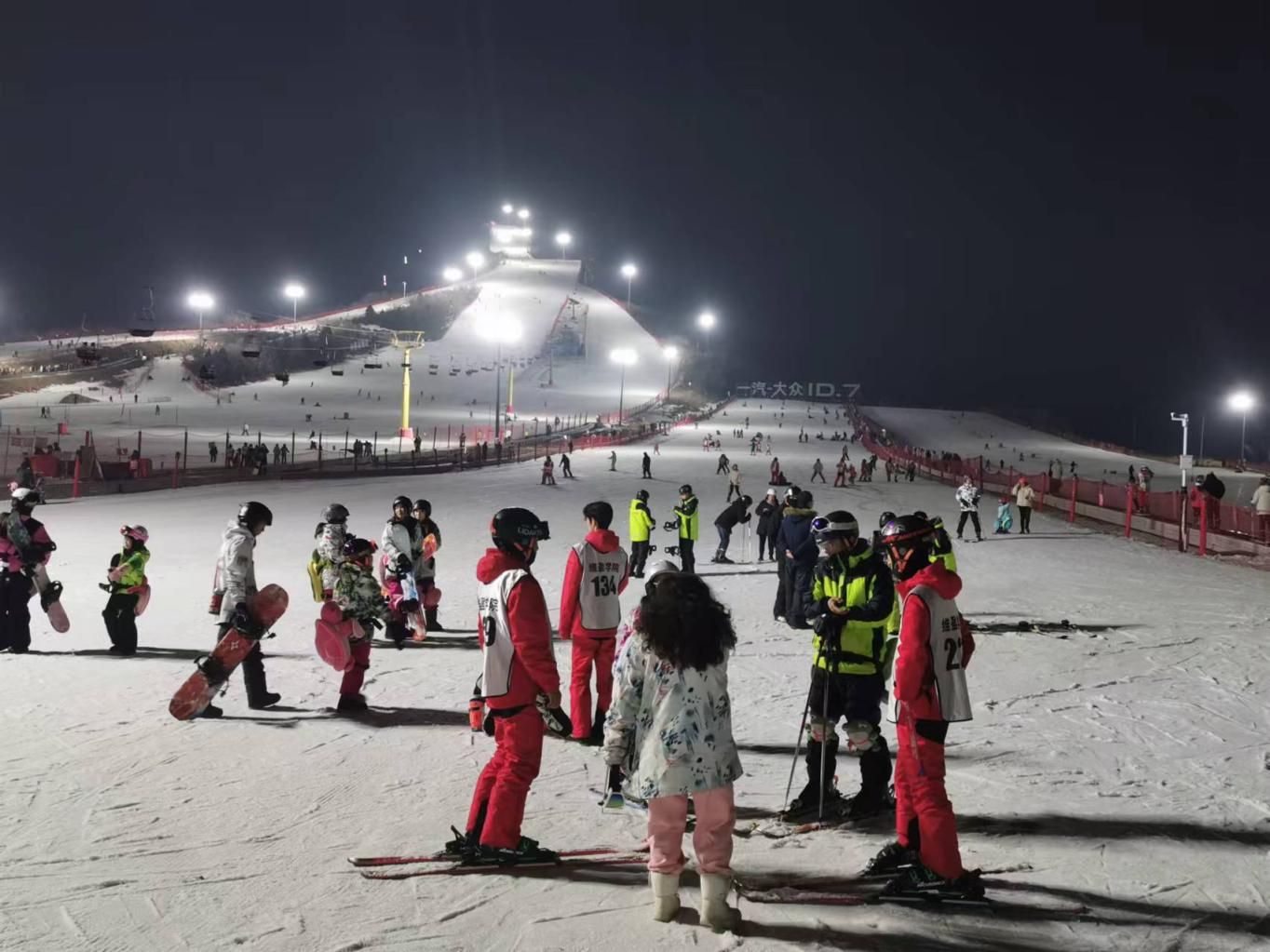 假期即将结束，北京夜间滑雪持续火爆。  第1张