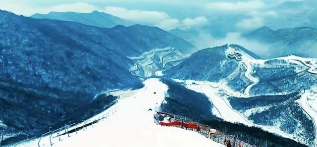 春节京郊微度假:来到国家高山滑雪中心，体验冬奥同款滑雪道。