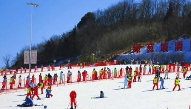 恩施绿葱坡滑雪场:春节期间可玩雪、冰、热滑雪。  第3张