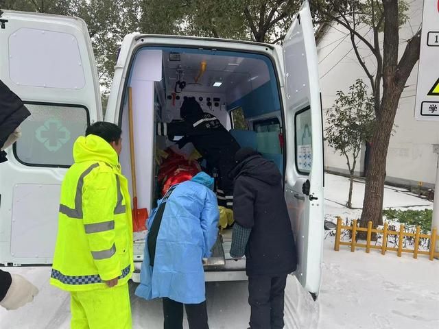 下雪天，老人突然生病，社区紧急帮忙送医。