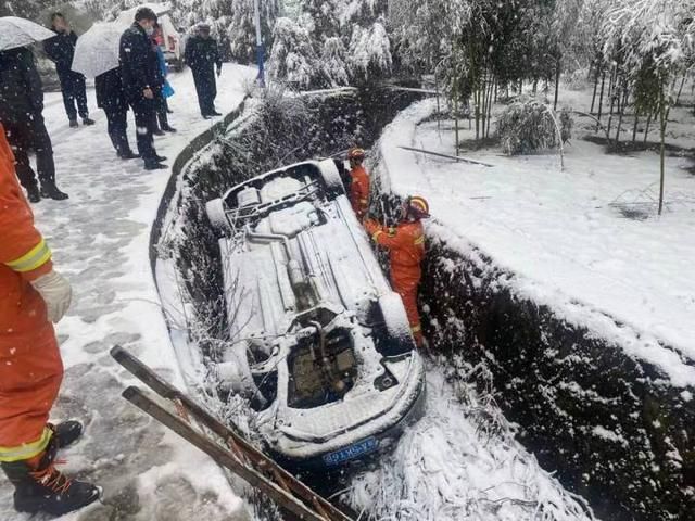 “我根本停不下来！”杭州有一辆车在雪中翻车。请记住在雪地里开车的规则。  第1张