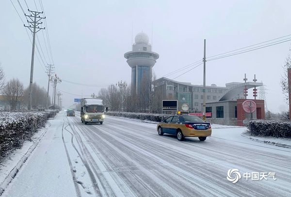 雨雪天道路湿滑阻碍交通。冰雪天请收好这份安全驾驶指南。