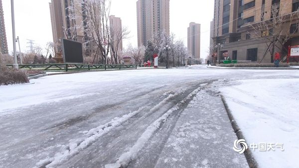 雨雪天道路湿滑阻碍交通。冰雪天请收好这份安全驾驶指南。  第2张