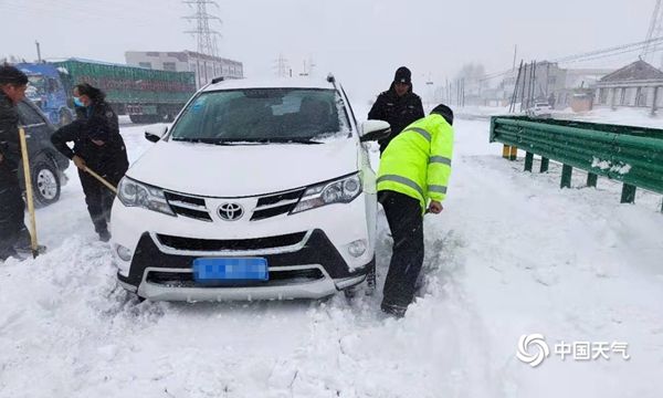 雨雪天道路湿滑阻碍交通。冰雪天请收好这份安全驾驶指南。  第5张